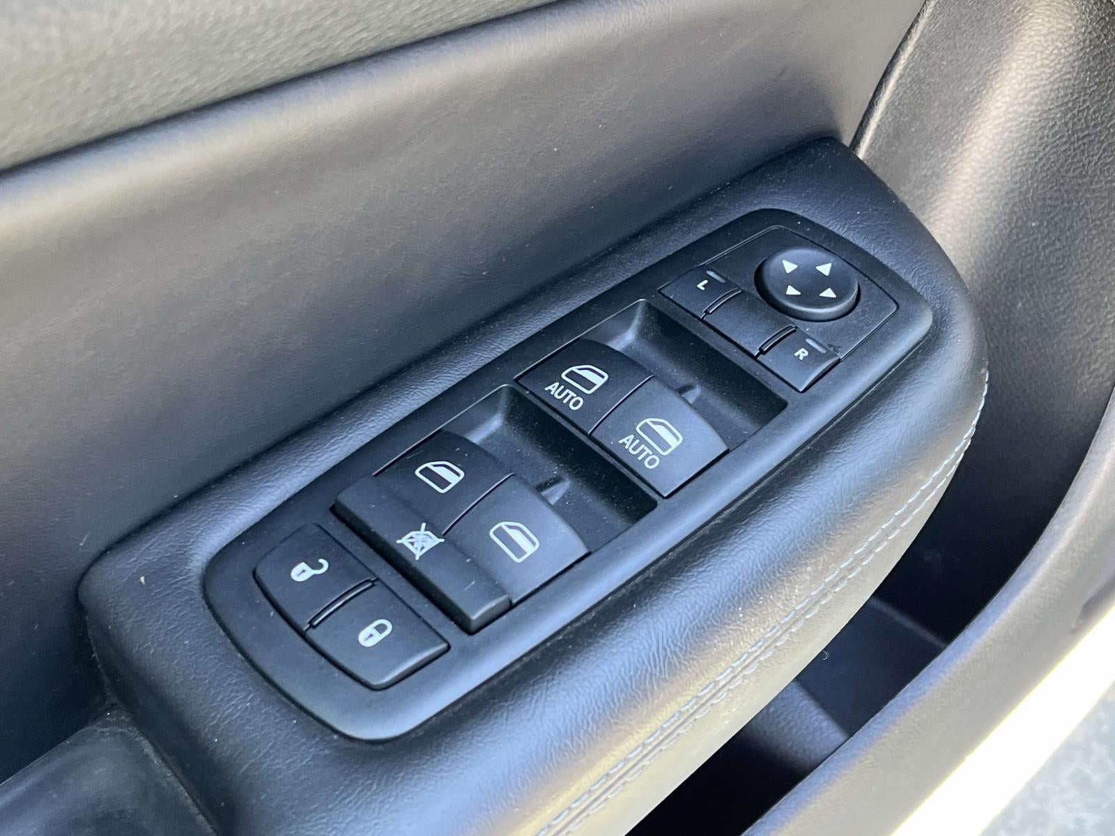 2015 Chrysler 200 4dr Sdn S FWD