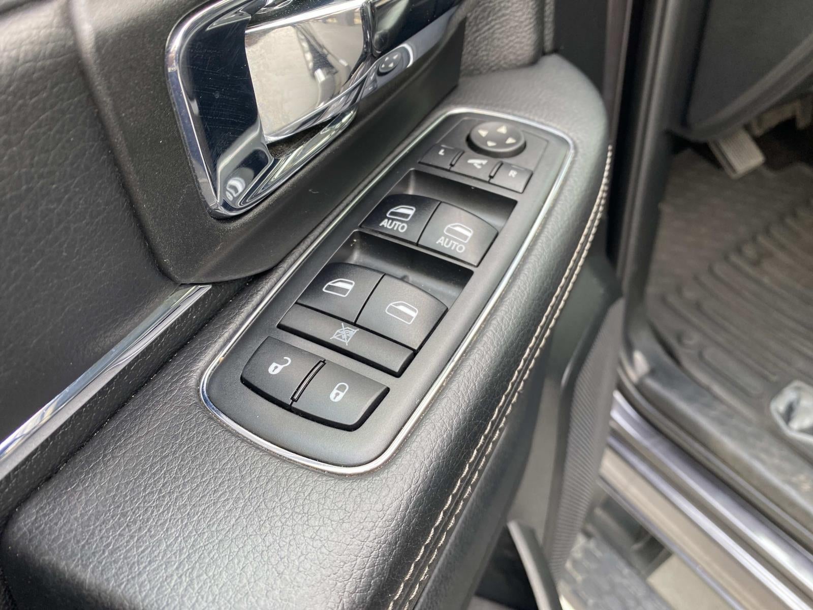 2017 RAM 1500 Laramie 4x4 Crew Cab 5'7 Box