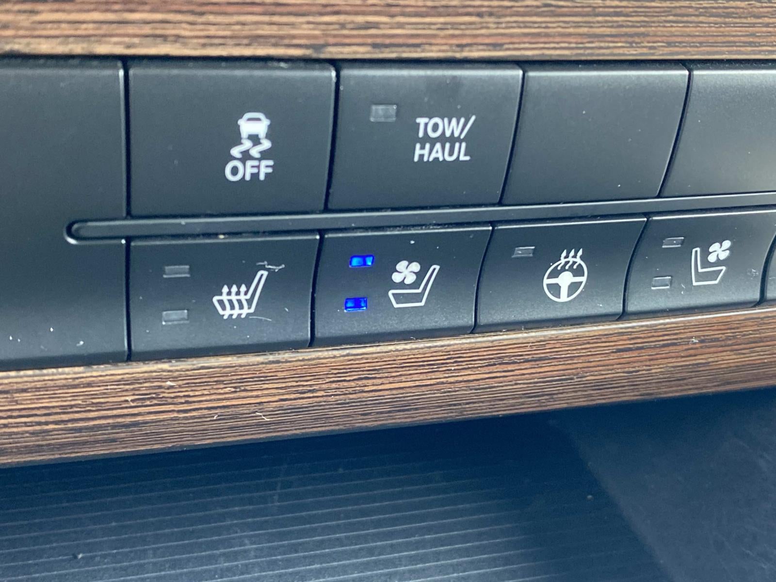 2017 RAM 1500 Laramie 4x4 Crew Cab 5'7 Box