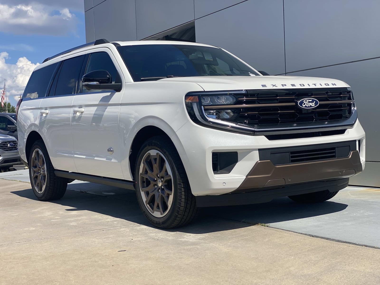 2027 Ford Expedition King Ranch photo 2