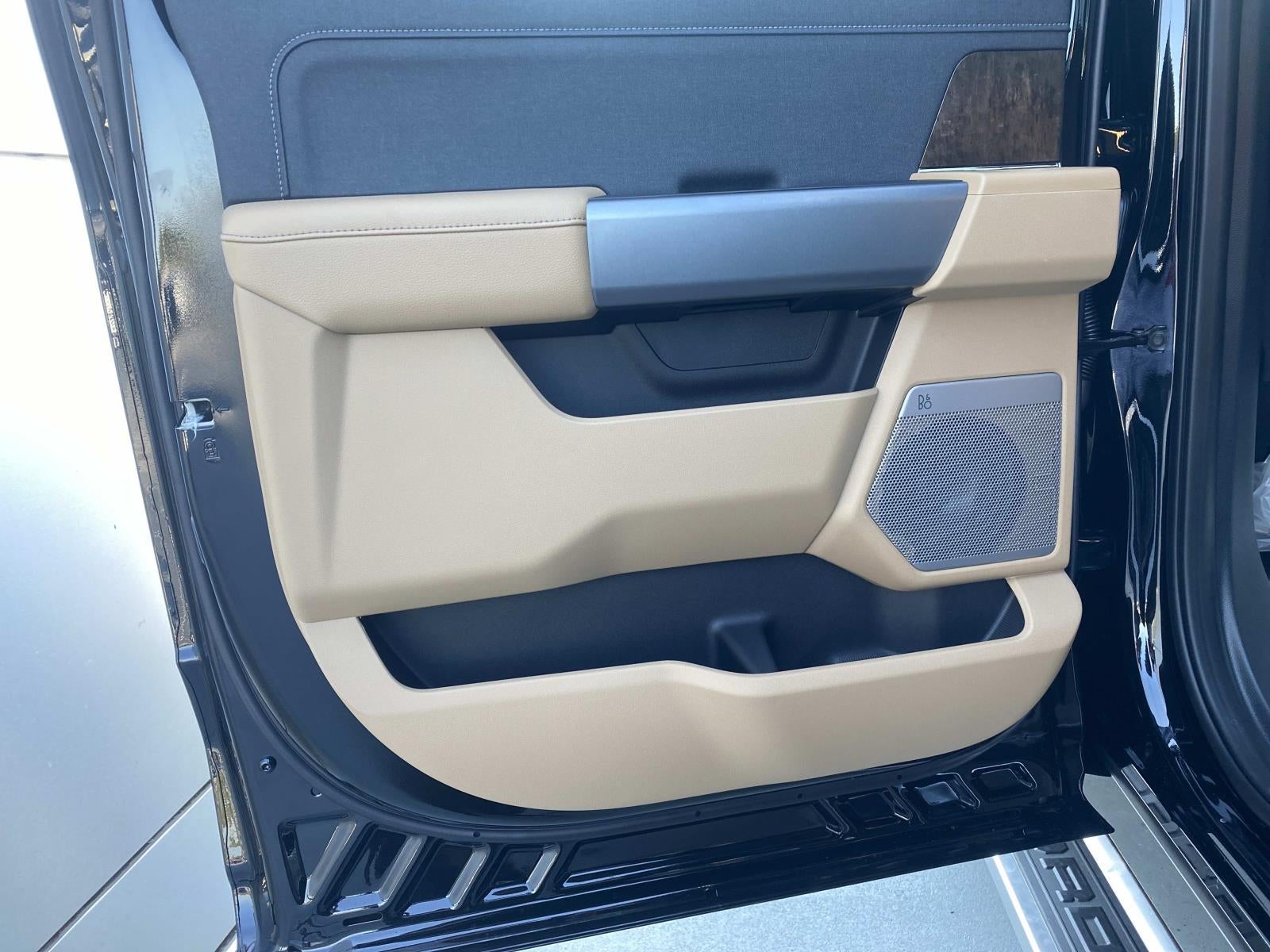 2027 Ford Super Duty F-350 SRW F-350® Lariat®