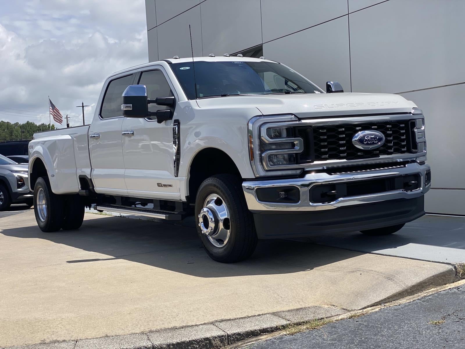 2025 Ford Super Duty F-350 DRW LARIAT 4WD Crew Cab 8' Box