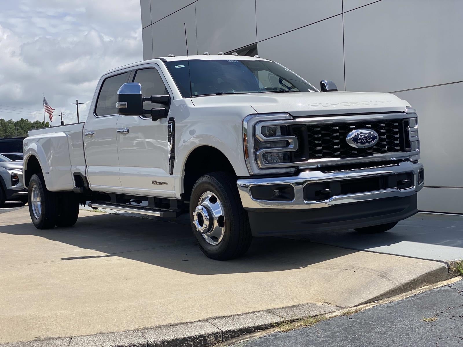 2025 Ford Super Duty F-350 DRW LARIAT 4WD Crew Cab 8' Box