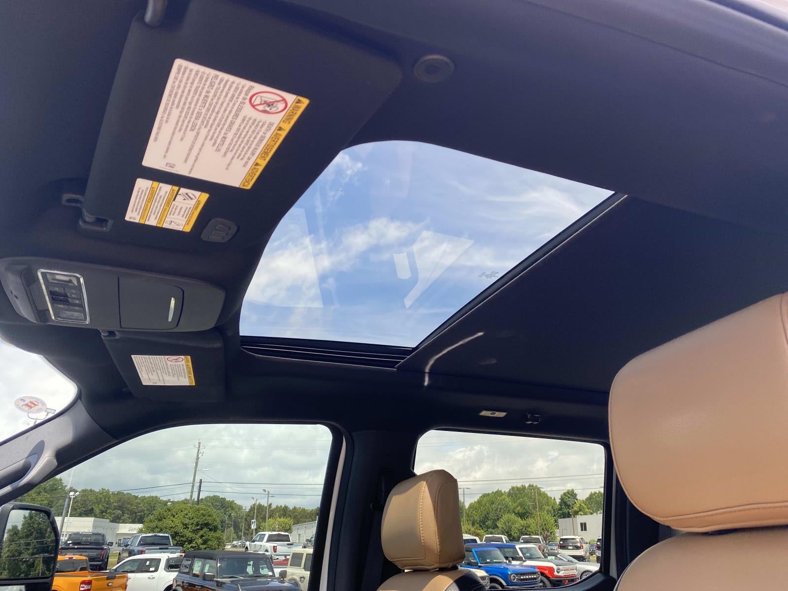 2025 Ford Super Duty F-350 DRW LARIAT 4WD Crew Cab 8' Box