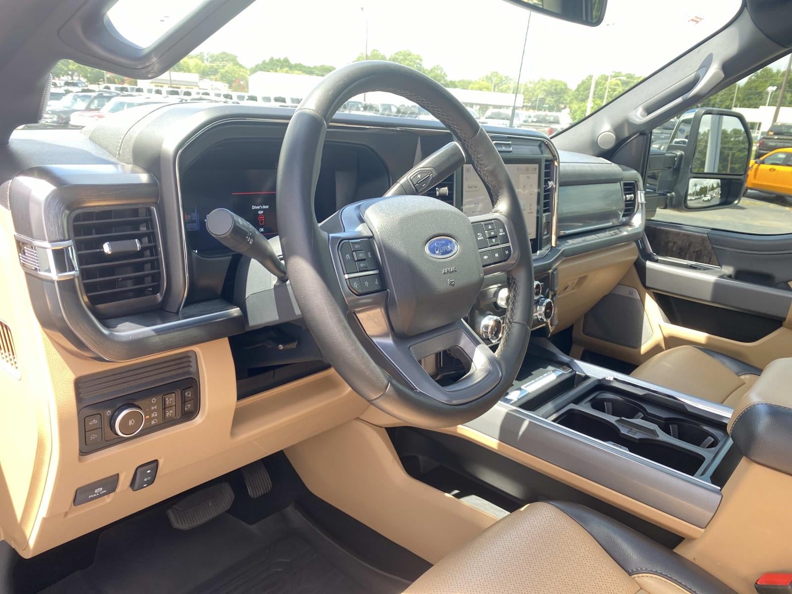 2025 Ford Super Duty F-350 DRW LARIAT 4WD Crew Cab 8' Box