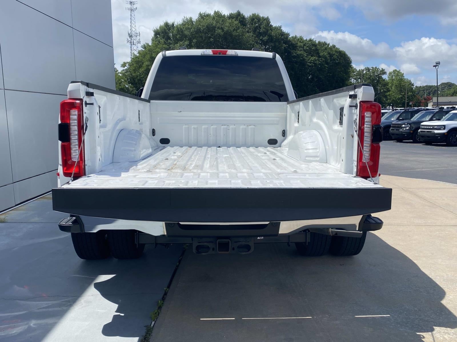 2025 Ford Super Duty F-350 DRW LARIAT 4WD Crew Cab 8' Box