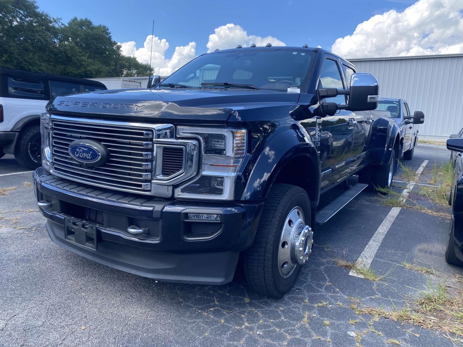 2022 Ford Super Duty F-450 DRW Platinum photo 3