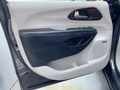 2022 Chrysler Pacifica Limited FWD