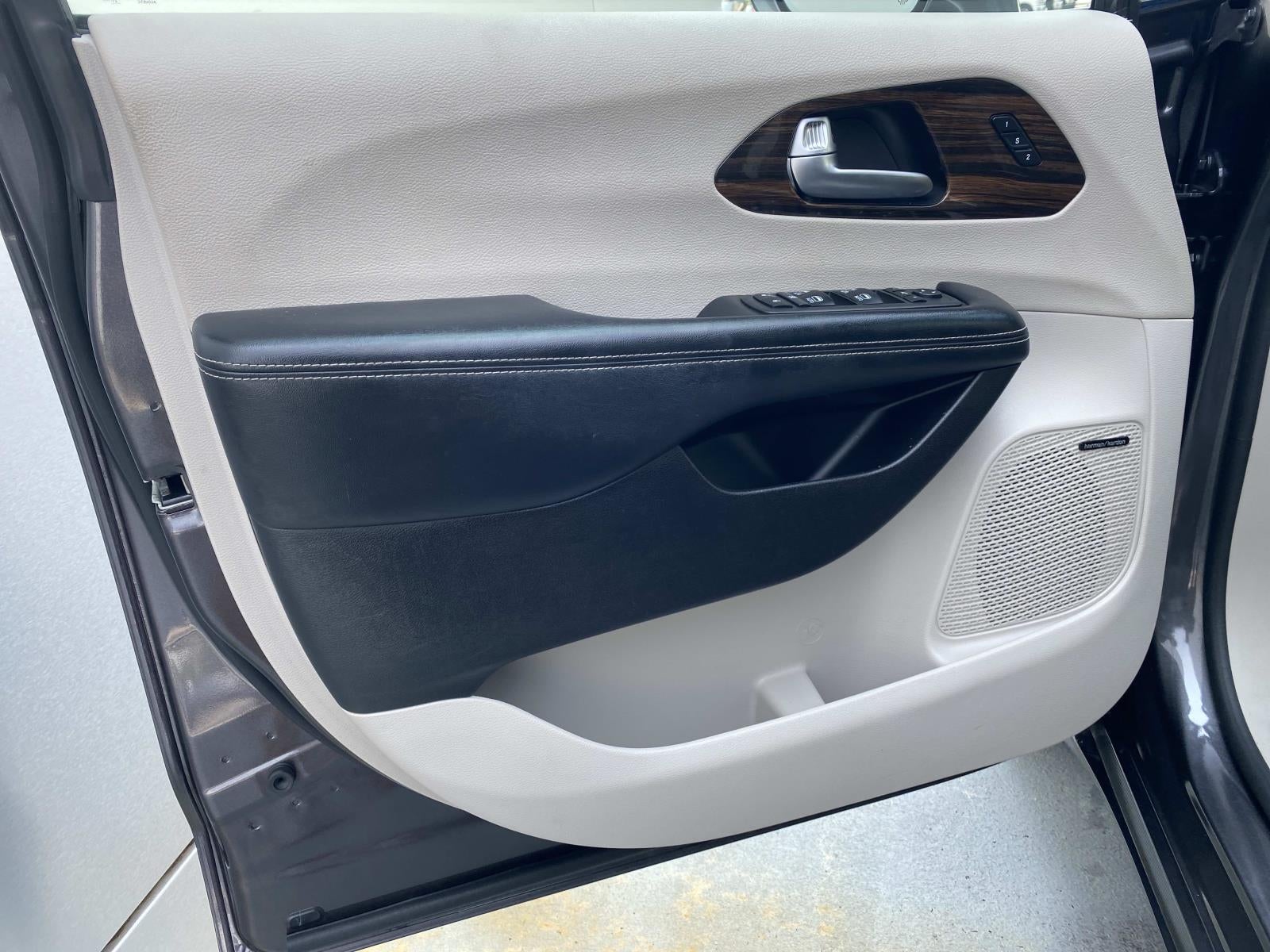 2022 Chrysler Pacifica Limited FWD