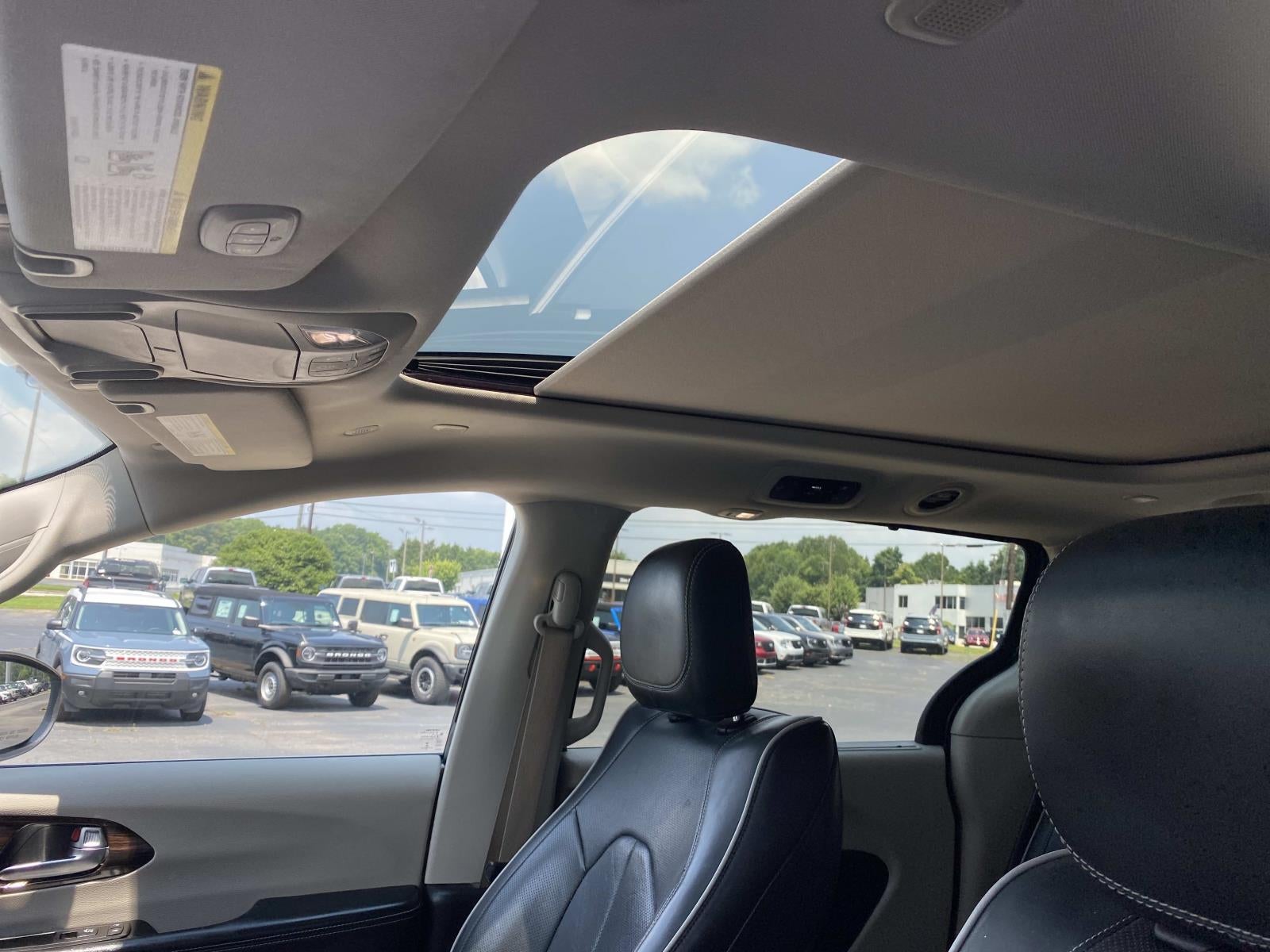 2022 Chrysler Pacifica Limited FWD