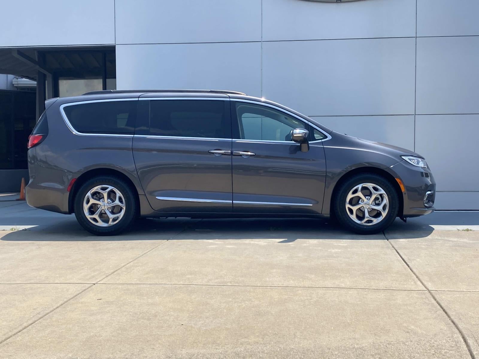 2022 Chrysler Pacifica Limited FWD
